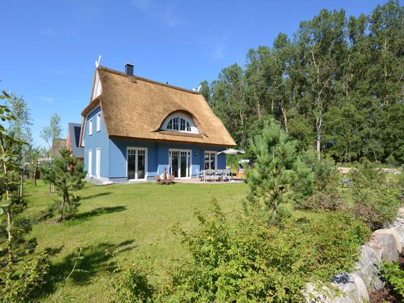 Reetgedecktes Ferienhaus Pers   mit Sauna Glowe  Insel R  gen