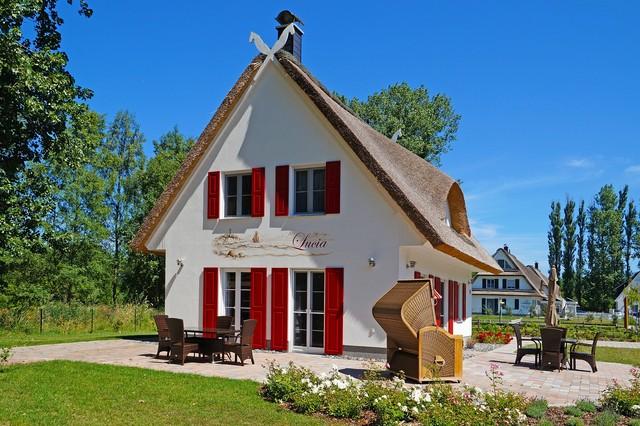 Reetgedecktes Ferienhaus Pers  Glowe auf R  gen  Ostsee